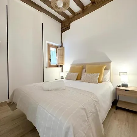 El Patio De Vespasiano- San Juan- Vistas Al Ayuntamiento Junto Al Puerto Castro Urdiales