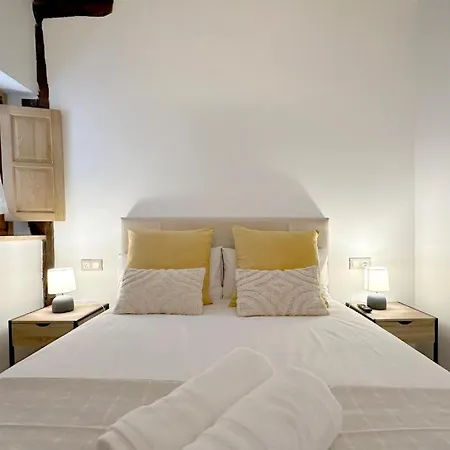 El Patio De Vespasiano- San Juan- Vistas Al Ayuntamiento Junto Al Puerto *