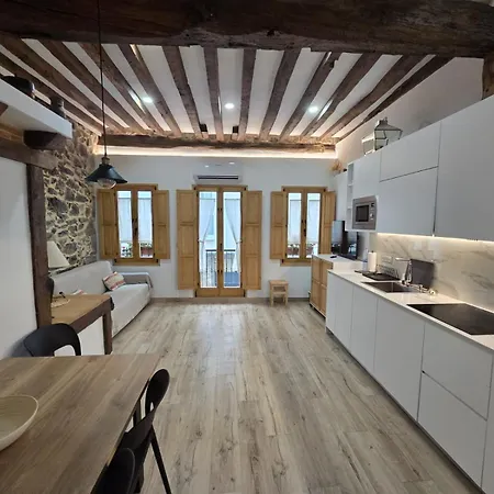 El Patio De Vespasiano- San Juan- Vistas Al Ayuntamiento Junto Al Puerto Castro Urdiales