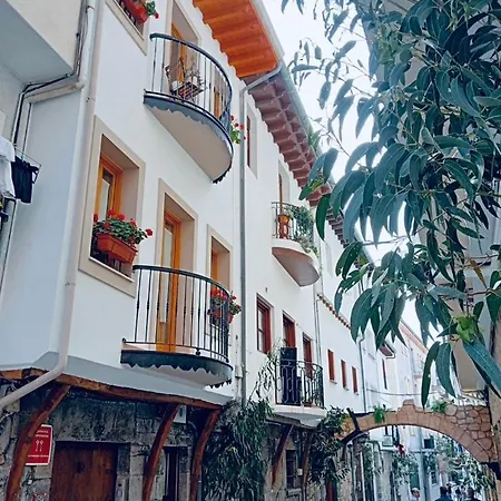 El Patio De Vespasiano- San Juan- Vistas Al Ayuntamiento Junto Al Puerto * Castro Urdiales