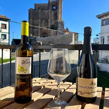 El Patio De Vespasiano- San Juan- Vistas Al Ayuntamiento Junto Al Puerto Castro Urdiales