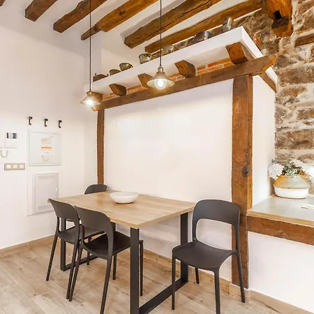 El Patio De Vespasiano- San Juan- Vistas Al Ayuntamiento Junto Al Puerto Castro Urdiales