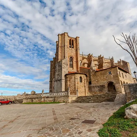 El Patio De Vespasiano- San Juan- Vistas Al Ayuntamiento Junto Al Puerto *