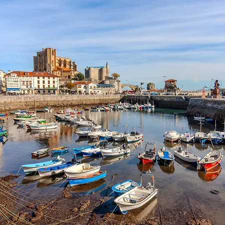 El Patio De Vespasiano- San Juan- Vistas Al Ayuntamiento Junto Al Puerto