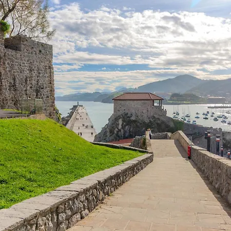 El Patio De Vespasiano- San Juan- Vistas Al Ayuntamiento Junto Al Puerto Castro Urdiales