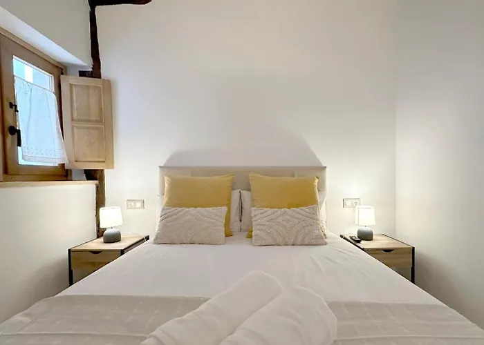 El Patio De Vespasiano- San Juan- Vistas Al Ayuntamiento Junto Al Puerto *