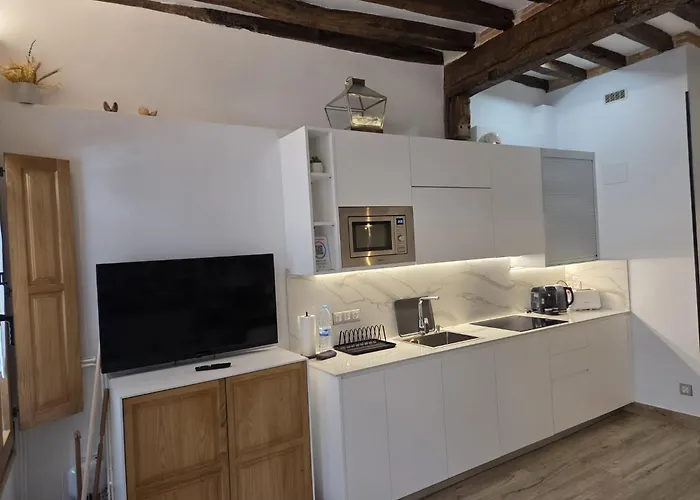 El Patio De Vespasiano- San Juan- Vistas Al Ayuntamiento Junto Al Puerto * Castro Urdiales