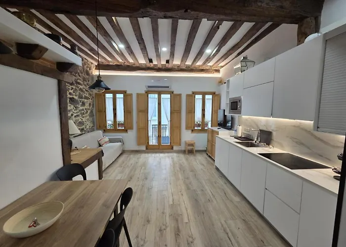 El Patio De Vespasiano- San Juan- Vistas Al Ayuntamiento Junto Al Puerto Castro Urdiales