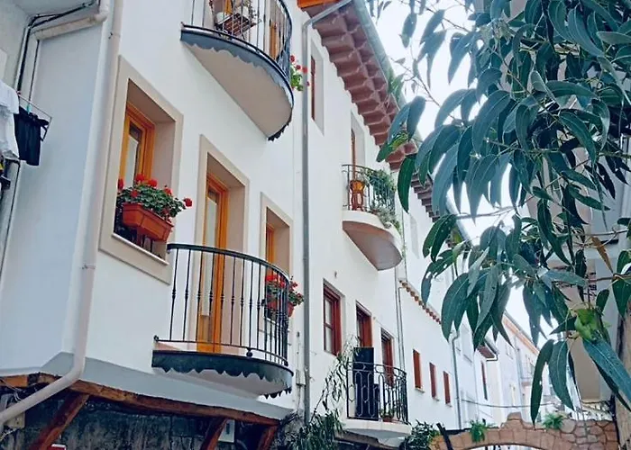 El Patio De Vespasiano- San Juan- Vistas Al Ayuntamiento Junto Al Puerto * Castro Urdiales