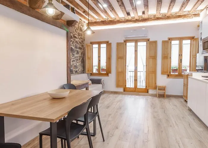 El Patio De Vespasiano- San Juan- Vistas Al Ayuntamiento Junto Al Puerto *