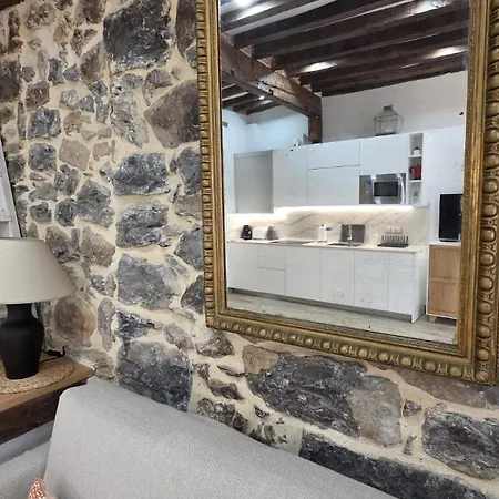 El Patio De Vespasiano- San Juan- Vistas Al Ayuntamiento Junto Al Puerto Castro Urdiales