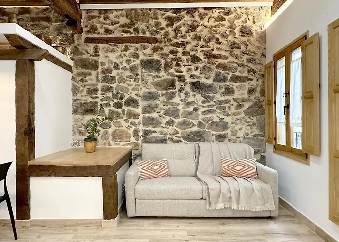 El Patio De Vespasiano- San Juan- Vistas Al Ayuntamiento Junto Al Puerto Castro Urdiales