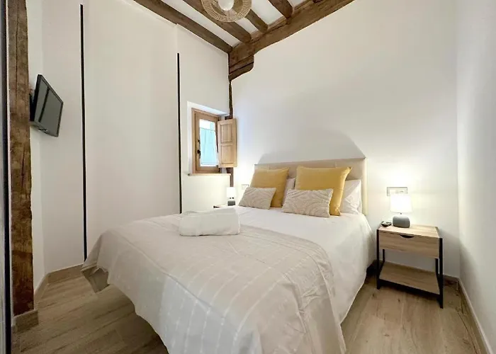 El Patio De Vespasiano- San Juan- Vistas Al Ayuntamiento Junto Al Puerto Castro Urdiales