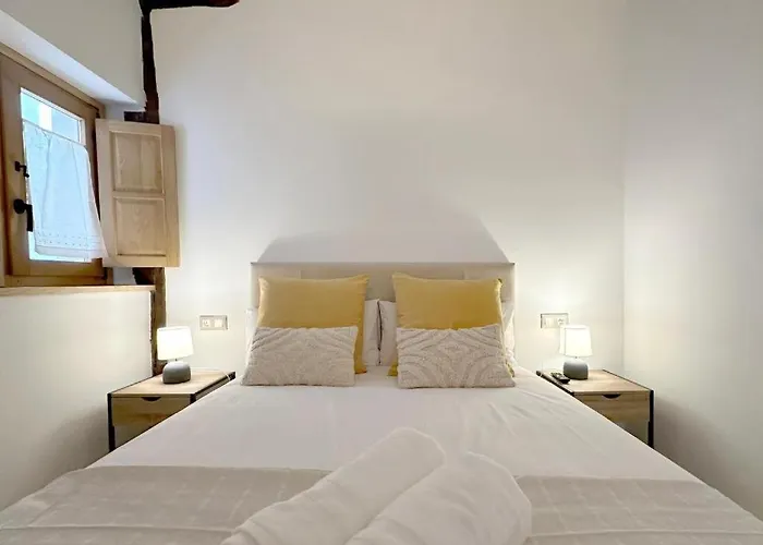 El Patio De Vespasiano- San Juan- Vistas Al Ayuntamiento Junto Al Puerto * Castro Urdiales