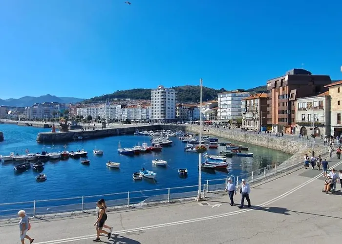 El Patio De Vespasiano- San Juan- Vistas Al Ayuntamiento Junto Al Puerto * Castro Urdiales