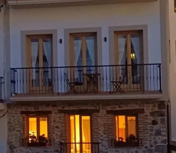 El Patio De Vespasiano- San Juan- Vistas Al Ayuntamiento Junto Al Puerto * Castro Urdiales