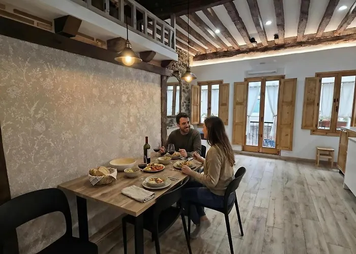 El Patio De Vespasiano- San Juan- Vistas Al Ayuntamiento Junto Al Puerto Castro Urdiales