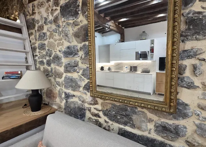 El Patio De Vespasiano- San Juan- Vistas Al Ayuntamiento Junto Al Puerto Castro Urdiales